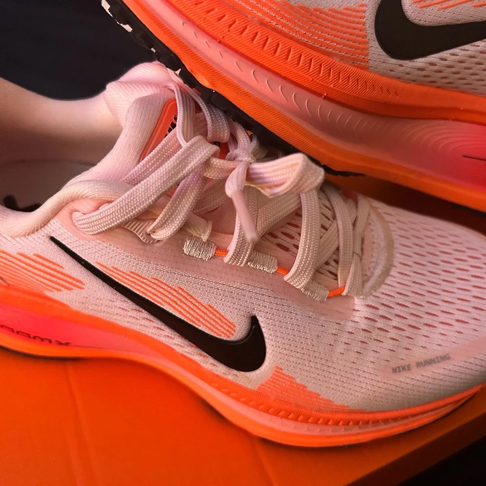 Vomero 18 running shoes in the Atmosphere Pink and Black colorway.(BRAND NEW) - Picture 3 of 4